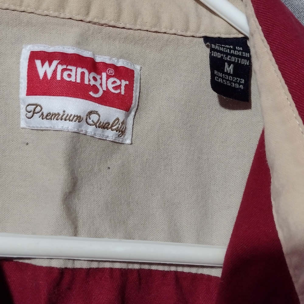 Wrangler premium quality red button down men's medium - Picture 2 of 3